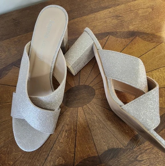 Heels/Pumps - Picture 3 of 5